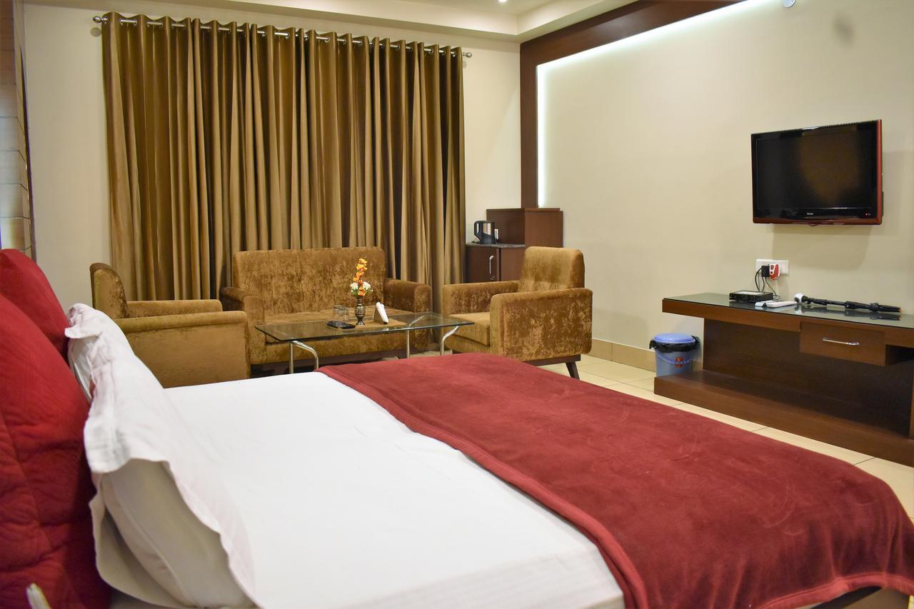 Hotel Ashish Continental Phagwāra Zewnętrze zdjęcie