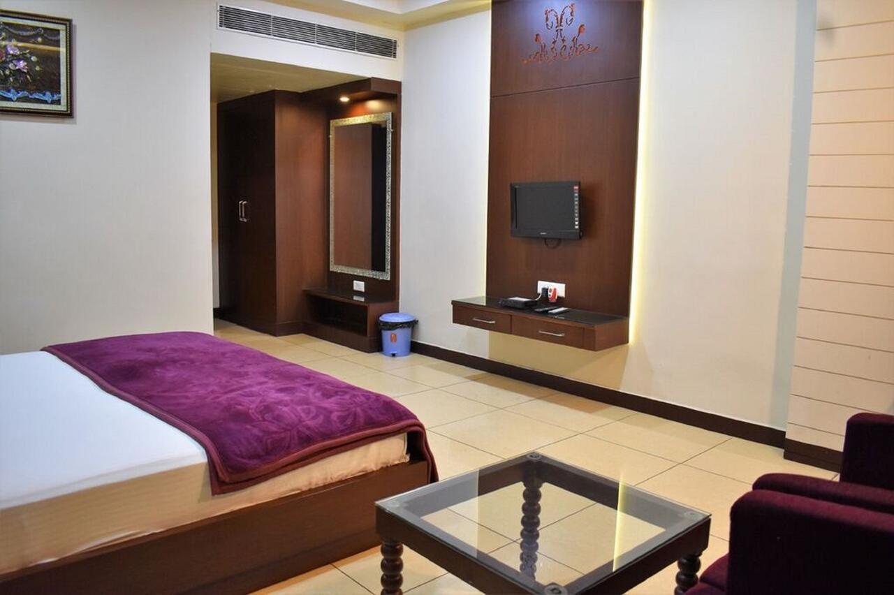 Hotel Ashish Continental Phagwāra Zewnętrze zdjęcie